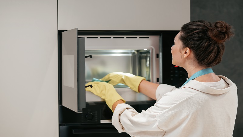 how to clean an oven with baking soda